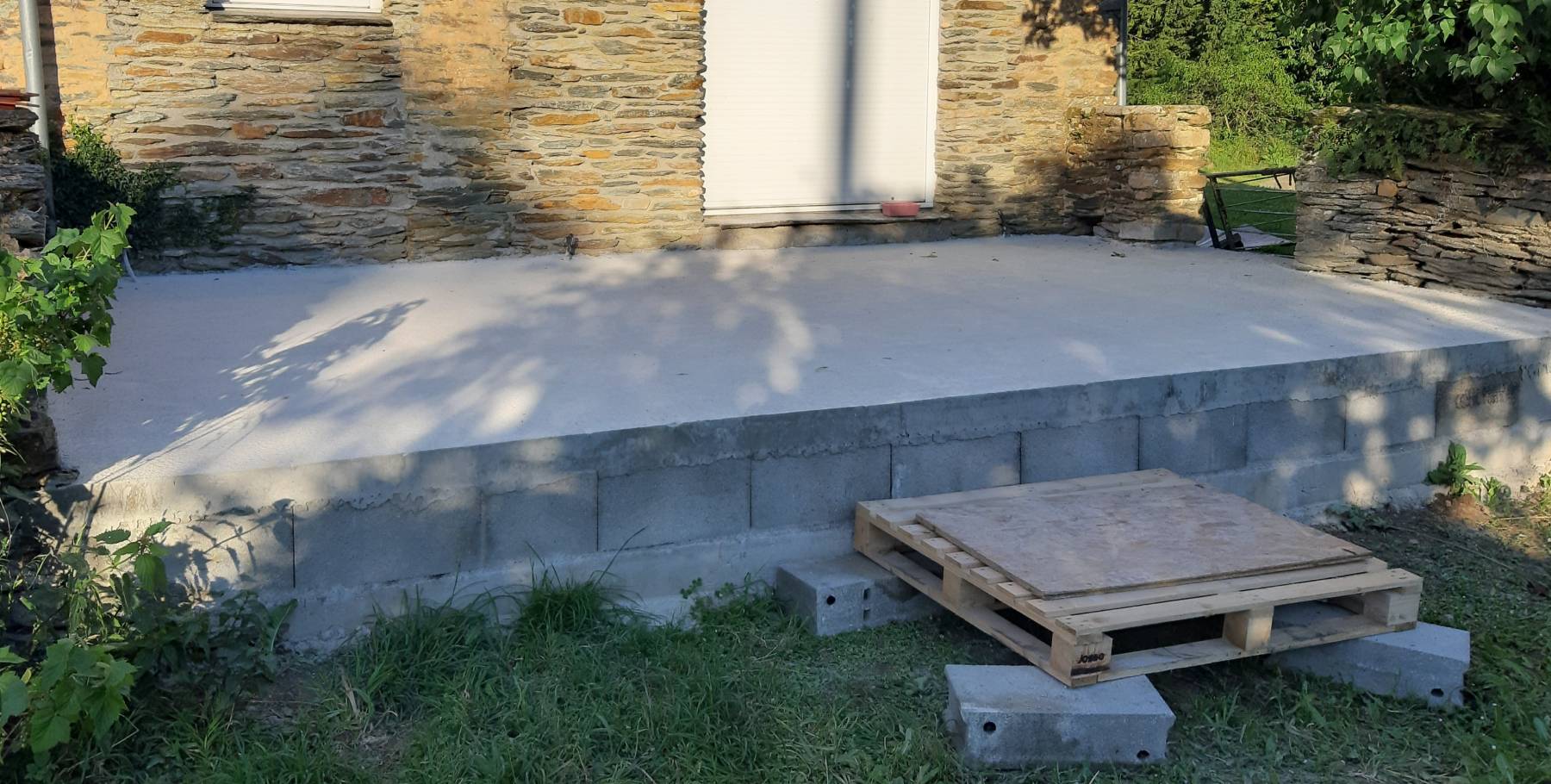 Réalisation d'une terrasse afin de pouvoir profiter des beaux jours ;-) ( réhausse de parpaings, ferraillages, penser à passer des câbles ci- besoin avant le coulage ^^ )